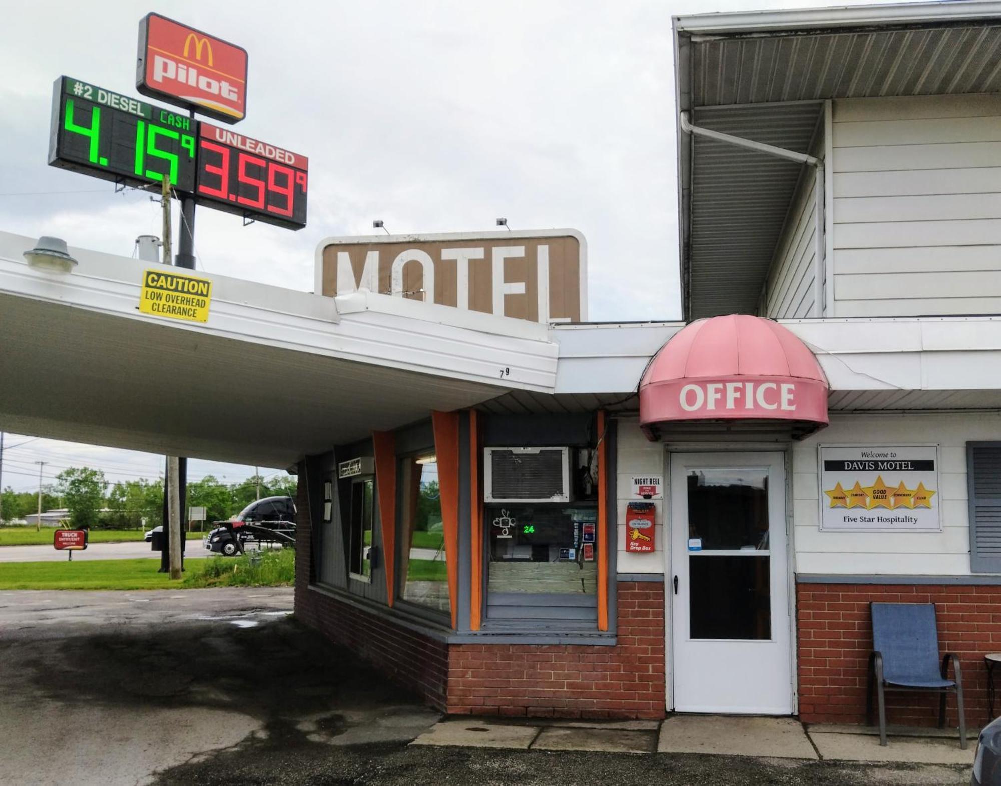 Davis Motel North Lima Екстериор снимка